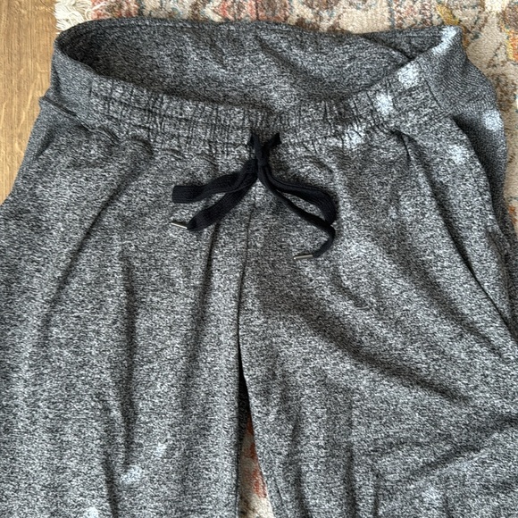 Zella maternity joggers - Picture 2 of 3